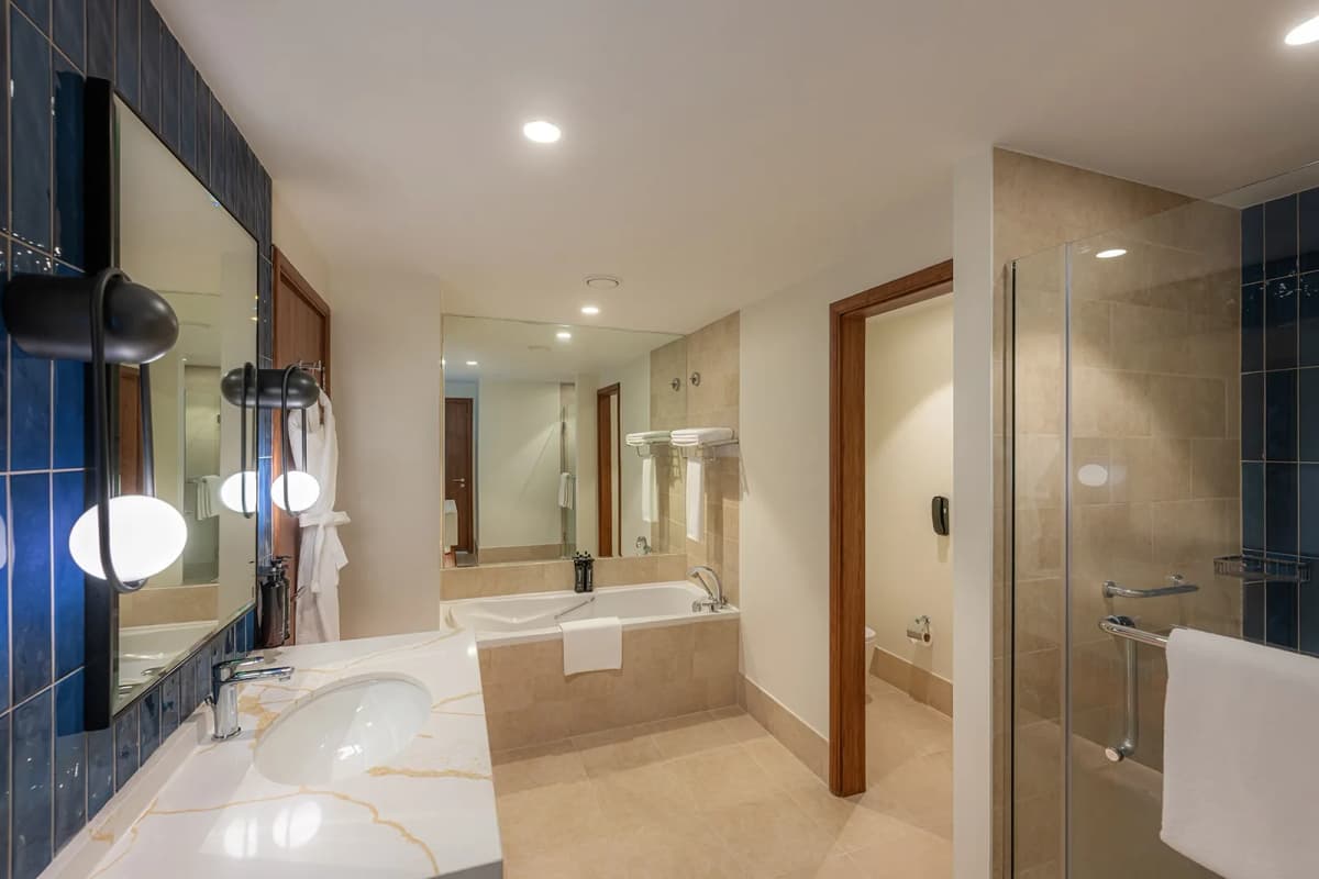 1 Bedroom King Suite Balcony Boulevard View