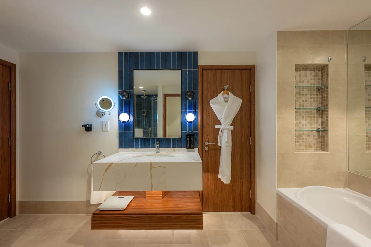 1 Bedroom King Suite Balcony Boulevard View