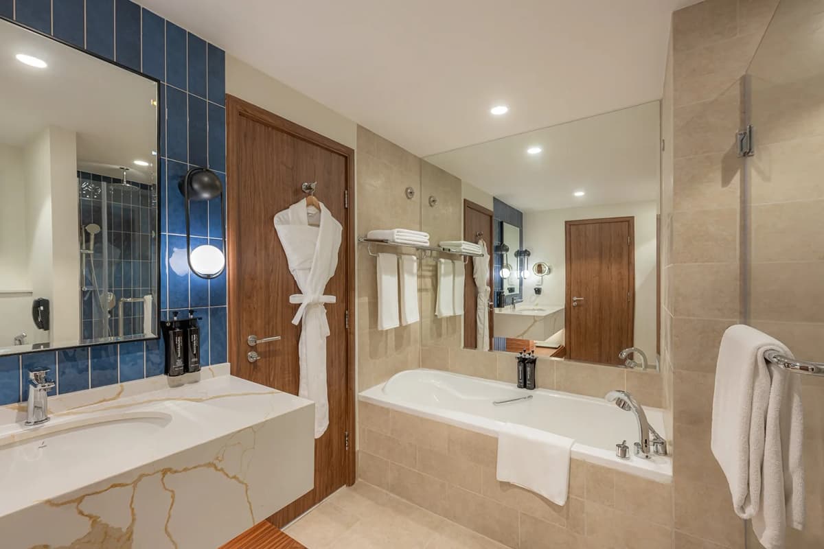 1 Bedroom King Suite Balcony Boulevard View